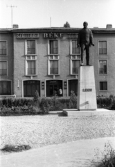 Hungary, Komló, Városház (Lenin) tér, Marton László 1960-ban készített Lenin szobra., 1962, Magyar Pál, sculpture, Lenin-portrayal, peace, hotel, Fortepan #101392