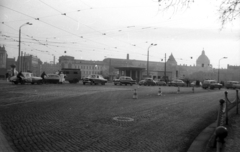 Németország, Lipcse, Martin Luther Ring, szemben balra a Peterssteinweg torkolata, jobbra a Verwaltungsgericht kupolája., 1963, Magyar Pál, forgalom, utcakép, NDK, GAZ M21 Volga, Wartburg 311/312, Opel Rekord P1, Mercedes W110, Fortepan #101393