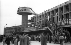 Magyarország, Ferihegyi (ma Liszt Ferenc) repülőtér, Budapest XVIII., Ho Si Minh, a Vietnámi Demokratikus Köztársaság elnökének érkezésekor, 1957. augusztus 1-én., 1957, Magyar Pál, repülőtér, sokadalom, Budapest, Fortepan #101404