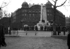 Magyarország, Budapest V., Szabadság tér, szovjet hősi emlékmű., 1956, Magyar Pál, Budapest, katonaság, csoportosulás, Fortepan #101414