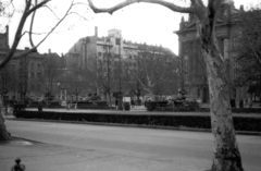 Magyarország, Budapest V., Szabadság tér, szemben a modern stílusú épületben a Szabadság téri Református Egyházközség, a Hazatérés temploma. Jobbra az egykori Tőzsdepalota., 1956, Magyar Pál, harckocsi, T-54 tank, Budapest, Fortepan #101415