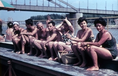 Magyarország, Szeged, a Szőke Tisza I. hajószálló úszóháza a Korányi rakpartnál a Tiszán, háttérben a Belvárosi híd., 1958, Magyar Pál, színes, Fortepan #101420