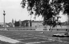 Svédország, Stockholm, a Városháza előtti tér (Stadshusparken), balra az oszlopon Engelbrekt Engelbrektsson szobra (Christian Eriksson, 1932.)., 1973, Magyar Pál, szobor, utcakép, Engelbrekt Engelbrektsson-ábrázolás, Fortepan #101424