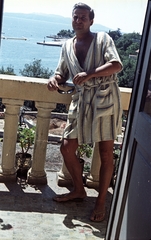 Croatia, Opatija, a távolban Cres sziget látszik., 1965, Magyar Pál, Yugoslavia, colorful, balcony, bathrobe, Fortepan #101436