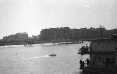 Magyarország, Budapest XIII., motorcsónakverseny a Margitszigetről nézve, szemben az Újpesti rakpart és a Szent István park épületei., 1960, Magyar Pál, Budapest, Fortepan #101472