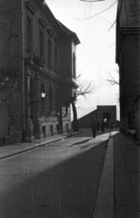 Magyarország, budai Vár, Budapest I., Szentháromság utca, szemben a Tóth Árpád sétány és a Lovas útra vezető Fedett lépcső., 1955, Magyar Pál, Budapest, utcakép, árnyék, Fortepan #101490