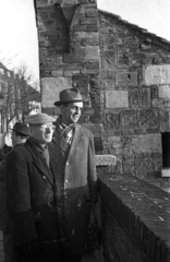 Magyarország, budai Vár, Budapest I., Tóth Árpád sétány, háttérben a Lovas útra vezető Fedett lépcső. Jobbra Magyar Pál újságíró., 1955, Magyar Pál, Budapest, híres ember, várfal, Fortepan #101491