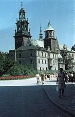 Lengyelország, Krakkó, Királyi Palota (Wawel), háttérben a Szent Szaniszló és Szent Vencel székesegyház., 1963, Magyar Pál, színes, Fortepan #101496