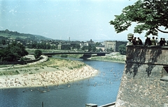 Lengyelország, Krakkó, kilátás a Királyi Palotából (Wawel) a Visztula (Wisła) folyóra, balra a Kosciuszko-domb (Kopiec Kościuszki)., 1963, Magyar Pál, színes, Fortepan #101497