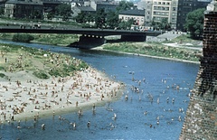 Lengyelország, Krakkó, kilátás a Királyi Palotából (Wawel) a Visztula (Wisła) folyó, a Debnicki híd felé., 1963, Magyar Pál, színes, Fortepan #101498