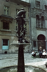 Lengyelország, Krakkó, Plac Mariacki, a Diák szobra (Franciszek Kalfas, 1958)., 1963, Magyar Pál, színes, Jan Budziłło-terv, Franciszek Kalfas-terv, Fortepan #101501