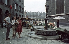 Lengyelország, Krakkó, Plac Mariacki, háttérben a Rynek Glówny, a város főtere., 1963, Magyar Pál, színes, Bazilika, katolikus, torony, gótika, vásárcsarnok, világörökség, tégla-gótika, Jan Budziłło-terv, Franciszek Kalfas-terv, Fortepan #101502