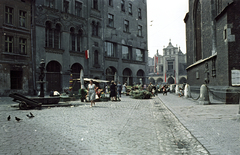 Lengyelország, Krakkó, Plac Mariacki, háttérben a Rynek Glówny, a város főtere., 1963, Magyar Pál, színes, Bazilika, katolikus, torony, gótika, vásárcsarnok, világörökség, tégla-gótika, Jan Budziłło-terv, Franciszek Kalfas-terv, Fortepan #101503