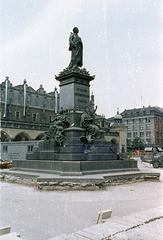 Lengyelország, Krakkó, Rynek Glówny, a város főtere és az Adam Mickiewicz-emlékmű, háttérben a Posztócsarnok (Sukiennice)., 1963, Magyar Pál, színes, szobor, emlékmű, szoborcsoport, Adam Mickiewicz-ábrázolás, Teodor Rygier-terv, Fortepan #101504