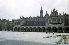 Lengyelország, Krakkó, Rynek Glówny a város főtere, Posztócsarnok (Sukiennice)., 1963, Magyar Pál, színes, neogótika, reneszánsz, vásárcsarnok, világörökség, csúcsív, Fortepan #101505