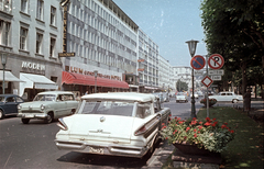 Németország, Wiesbaden, Wilhelmstrasse a Kaiser Friedrich Platz felé nézve., 1965, Magyar Pál, színes, Ford-márka, automobil, NSZK, Volkswagen Bogár, Ford Taunus P1, Mercury Voyager, Mercury-márka, Fortepan #101527