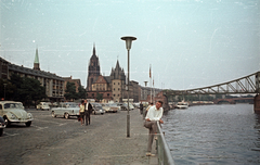 Németország, Frankfurt am Main, Majna-part, háttérben a Szent Bertalan-székesegyház és az Eiserner Steg gyalogoshíd., 1965, Magyar Pál, templom, színes, híd, parkoló, NSZK, Volkswagen Bogár, Citroen DS, Simca Aronde, Fortepan #101546