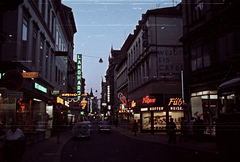 Németország, Wiesbaden, Langgasse a Marktstrasse felől nézve., 1965, Magyar Pál, színes, NSZK, neon felirat, Fortepan #101548