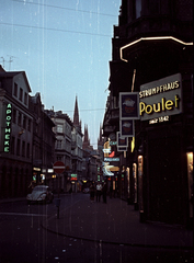 Németország, Wiesbaden, Marktstrasse a Marktplatz felé nézve., 1965, Magyar Pál, színes, NSZK, neon felirat, Fortepan #101549