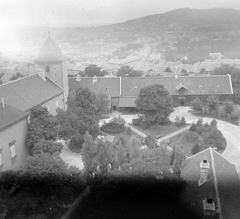 Magyarország, Pécs, a püspöki palota udvara és a püspöki levéltár tornya. A felvétel a Székesegyház délnyugati tornyából készült., 1950, Kurutz Márton, udvar, püspöki palota, Fortepan #10157