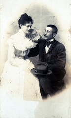 Hungary, Székesfehérvár, 1905, Pápay Miklós, couple, hat on knees, Fortepan #101579