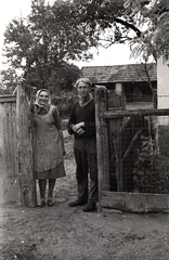 1940, Győző József, gate, women, couple, Fortepan #101597