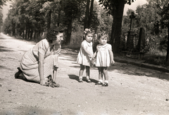 Hungary, Budapest XII., a Csörsz utca - Sirály utca - Jagelló út határolta Németvölgyi temető (később Gesztenyés-kert) területén készült a felvétel., 1940, Győző József, walk, woman, kid, Budapest, kids bags, Fortepan #101604