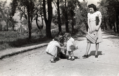 Hungary, Budapest XII., a Csörsz utca - Sirály utca - Jagelló út határolta Németvölgyi temető (később Gesztenyés-kert) területén készült a felvétel., 1940, Győző József, walk, woman, kid, Budapest, Fortepan #101606