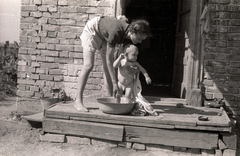 1940, Győző József, nude photo, newborn, toddler bathing, genitalia, Fortepan #101613