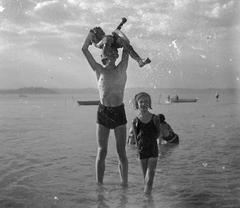 Magyarország,Balaton, Zamárdi, Balatonfüred felé nézve., 1950, Kurutz Márton, fürdőruha, gyerekek, tó, apa, fürdőnadrág, fej fölé emelés, Fortepan #10163