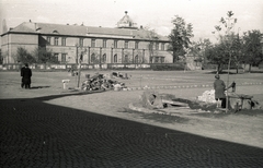 Magyarország, Budapest XVI., az Elemi utcai iskola (később : Sashalmi Waldorf Általános Iskola) a Thököly út felől nézve., 1947, Győző József, Budapest, utcakép, kút, Fortepan #101645