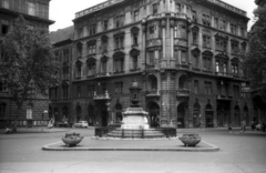 Magyarország, Budapest V., a Báthory utca és a Hold (Rosenberg házaspár) utca kereszteződésénél található tér, Batthyány örökmécses., 1964, Sugár Ferenc, Budapest, Fortepan #101680