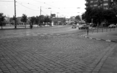 Magyarország, Budapest XII., Krisztina körút a Maros utca torkolatánál, jobbra a Magyar Jakobinusok tere, háttérben a Déli pályaudvar., 1964, Sugár Ferenc, forgalom, autóbusz, Trabant-márka, motorkerékpár, járókelő, utcakép, életkép, villamos, hirdetőoszlop, kockakő, Opel Rekord, neon lámpa, Volkswagen Bogár, Budapest, gyalogátkelő, Fortepan #101696