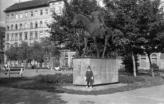 Magyarország, Budapest V., Dunakorzó - Wekerle Sándor (Szende Pál) utca sarok. Pátzay Pál alkotása, Sportlovas (1954). Háttérben az Apáczai Csere János utca házsora., 1964, Sugár Ferenc, park, utcakép, kisfiú, lovas szobor, Budapest, Fortepan #101707