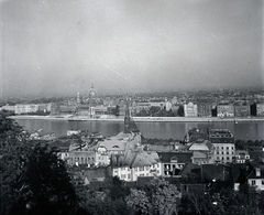 Magyarország, budai Vár,Halászbástya, Budapest I.,Budapest V., kilátás a Parlament felé., 1943, Kurutz Márton, háztető, látkép, Steindl Imre-terv, országház, neogótika, Duna, eklektikus építészet, Budapest, Fortepan #10171