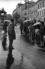 Magyarország, Pécs, Széchenyi tér, háttérben Hunyadi János szobra., 1966, Sugár Ferenc, emlékmű, lovas szobor, Hunyadi János-ábrázolás, Fortepan #101737