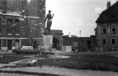 Magyarország, budai Vár, Budapest I., Bécsi kapu tér, Kazinczy-emlékkút (Pásztor Béla, 1936). Balra a Magyar Országos Levéltár épülete, háttérben Budavár visszavételének emléke., 1964, Sugár Ferenc, angyal-ábrázolás, Budapest, Fortepan #101748