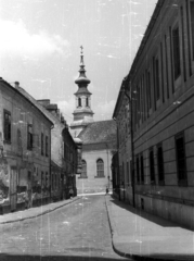 Magyarország, budai Vár, Budapest I., Kard utca az Országház utca felől nézve, háttérben a Bécsi kapu téri evangélikus templom., 1964, Sugár Ferenc, templom, eklektikus építészet, Budapest, Kallina Mór-terv, neobarokk stílus, Fortepan #101749