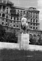 Magyarország, Budapest I., Dózsa György tér, Dózsa György szobor (Kiss István, 1961.). Háttérben a Budavári Palota (korábban Királyi Palota)., 1964, Sugár Ferenc, szobor, emlékmű, Hauszmann Alajos-terv, palota, Budapest, Dózsa György-ábrázolás, Fortepan #101753