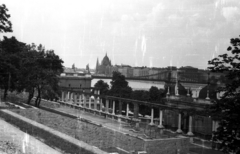 Magyarország, Budapest I., Várkert Bazár, háttérben a Széchenyi Lánchíd és a Parlament., 1964, Sugár Ferenc, Steindl Imre-terv, neogótika, eklektikus építészet, Budapest, függőhíd, William Tierney Clark-terv, Fortepan #101757