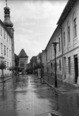 Magyarország, Kőszeg, Rajnis utca a Jurisics tér felé nézve. Szemben a Szent Imre templom tornya és a Hősök kapuja., 1967, Sugár Ferenc, Fortepan #101758