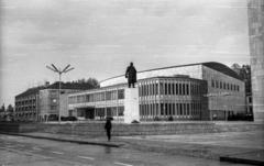 Magyarország, Szombathely, Március 15. tér a Deák Ferenc utca felé nézve. Művelődési és Sportház., 1967, Sugár Ferenc, Lenin-ábrázolás, Kisfaludi Strobl Zsigmond-terv, Fortepan #101761