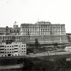 Magyarország, Budapest I., a romos Királyi Palota (később Budavári Palota) a Gellérthegy utcától nézve, előtérben a Dózsa György (Palota) tér és az Attila út (Attila körút) ., 1949, Lajtai László, második világháború, palota, épületkár, Budapest, Fortepan #101920