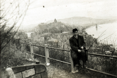 Magyarország, Gellérthegy, Budapest I., háttérben a Királyi Palota (később Budavári Palota)., 1948, Lajtai László, cigaretta, második világháború, hídroncs, palota, Budapest, korláton ülni, Fortepan #101921