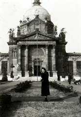 Magyarország, Városliget, Budapest XIV., Széchenyi fürdő., 1946, Lajtai László, gyógyfürdő, Budapest, neobarokk stílus, Czigler Gyöző-terv, kabát, nőalak, Fortepan #101924