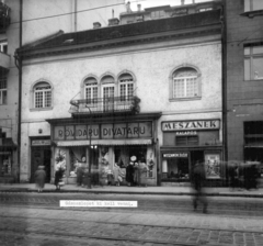 Magyarország, Budapest II., Margit körút (Mártírok útja) 9. A kép forrását kérjük így adja meg: Fortepan / Budapest Főváros Levéltára. Levéltári jelzet: HU_BFL_XV_19_c_11, 1960, Budapest Főváros Levéltára / Városrendezési és Építészeti Osztályának fényképei, A Fővárosi Tanács VB Városrendezési és Építészeti Osztályának, kirakat, kalapos, Budapest, divatáru, rövidáru, Fortepan #102002