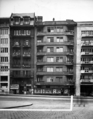 Magyarország, Budapest II., Margit körút (Mártírok útja), szemben a 41. és 39. a Kapás utcából nézve. A kép forrását kérjük így adja meg: Fortepan / Budapest Főváros Levéltára. Levéltári jelzet: HU_BFL_XV_19_c_11, 1960, Budapest Főváros Levéltára / Városrendezési és Építészeti Osztályának fényképei, A Fővárosi Tanács VB Városrendezési és Építészeti Osztályának, trafik, fényképész, Édességbolt, Budapest, Fortepan #102011