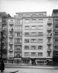 Magyarország, Budapest II., Margit körút (Mártírok útja) 51-53. az Erőd utcából nézve. A kép forrását kérjük így adja meg: Fortepan / Budapest Főváros Levéltára. Levéltári jelzet: HU_BFL_XV_19_c_11, 1960, Budapest Főváros Levéltára / Városrendezési és Építészeti Osztályának fényképei, A Fővárosi Tanács VB Városrendezési és Építészeti Osztályának, cipész, illatszerbolt, Édességbolt, Budapest, Fortepan #102014