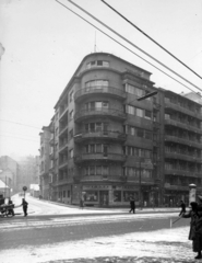 Magyarország, Budapest II., Margit körút (Mártírok útja) 67., Fényes Elek utca sarok. A kép forrását kérjük így adja meg: Fortepan / Budapest Főváros Levéltára. Levéltári jelzet: HU_BFL_XV_19_c_11, 1960, Budapest Főváros Levéltára / Városrendezési és Építészeti Osztályának fényképei, A Fővárosi Tanács VB Városrendezési és Építészeti Osztályának, Ibusz, Budapest, Funkcionalizmus, diafilm árus, Guttmann Gyula-terv, Fortepan #102020