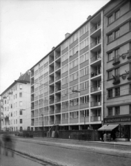 Magyarország, Budapest II., Margit körút (Mártírok útja), középen a 28-32. A kép forrását kérjük így adja meg: Fortepan / Budapest Főváros Levéltára. Levéltári jelzet: HU_BFL_XV_19_c_11, 1960, Budapest Főváros Levéltára / Városrendezési és Építészeti Osztályának fényképei, A Fővárosi Tanács VB Városrendezési és Építészeti Osztályának, Budapest, modern építészet, napellenző, üzletportál, lakóház, népművészet, bérház, munkatér-határolás, Fortepan #102034